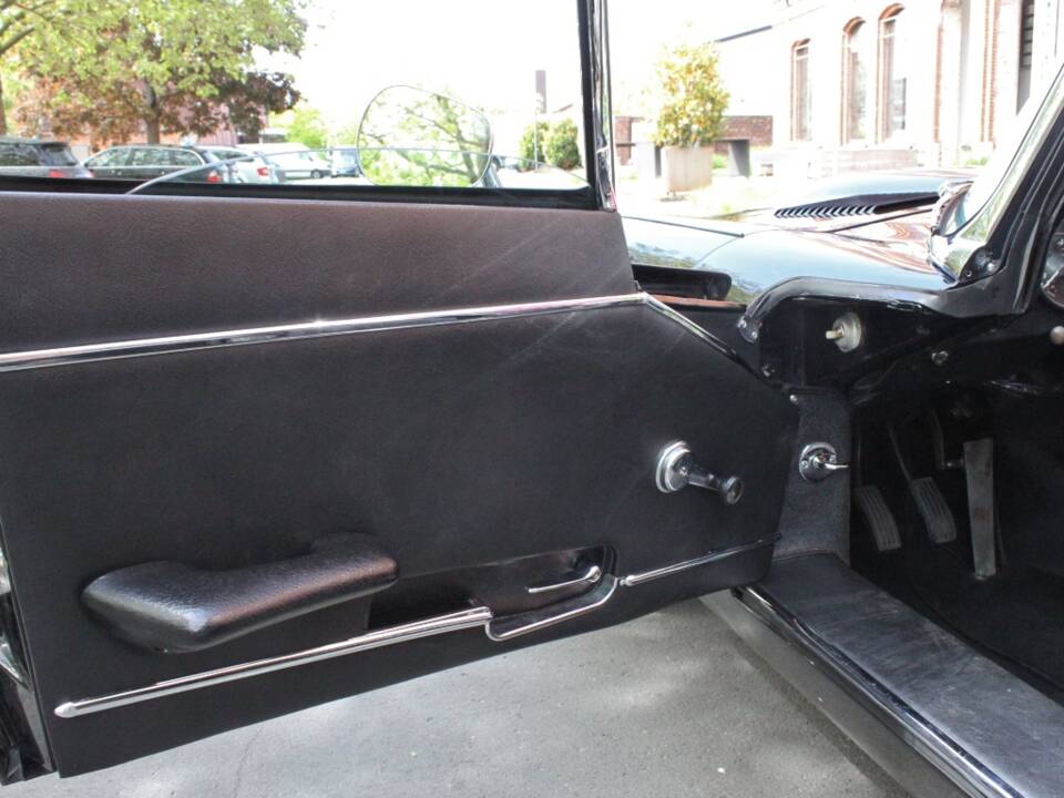 Image 13/24 of Jaguar E-Type (1970)