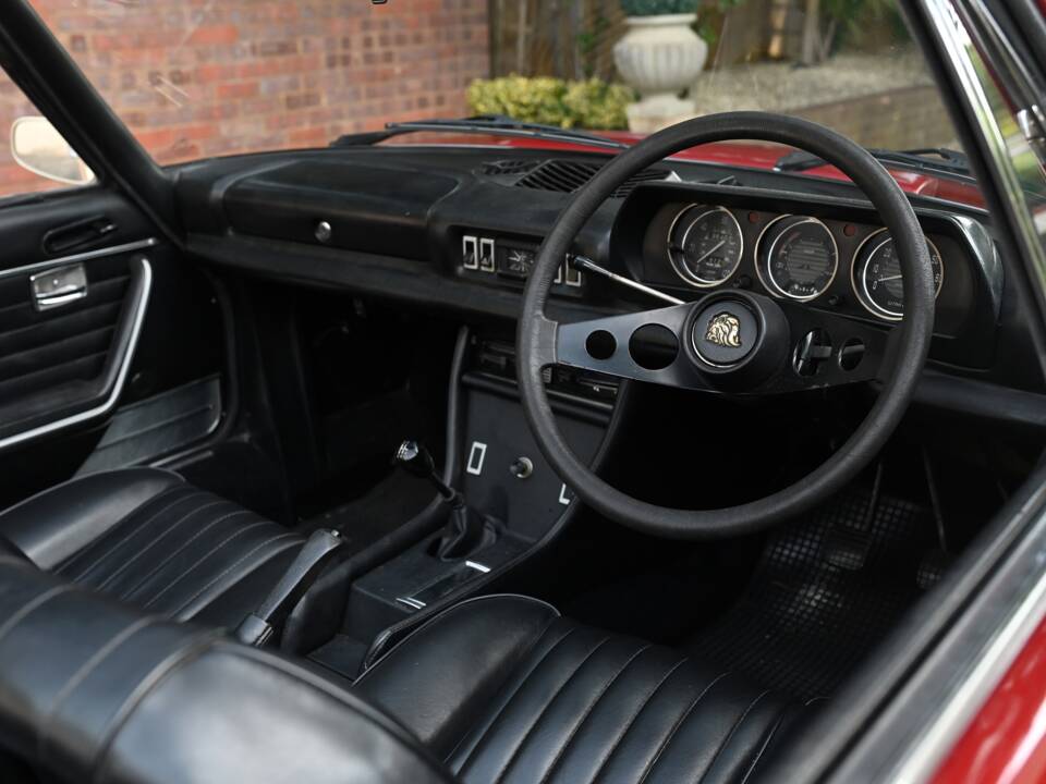 Image 7/18 of Peugeot 504 Convertible (1974)