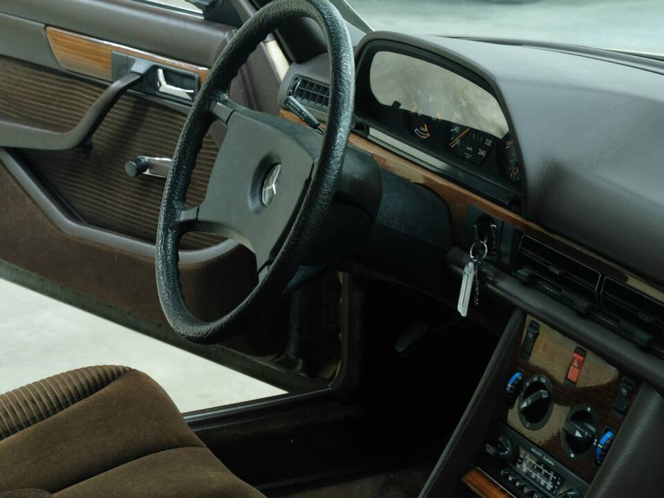 Bild 24/50 von Mercedes-Benz 280 SE (1980)
