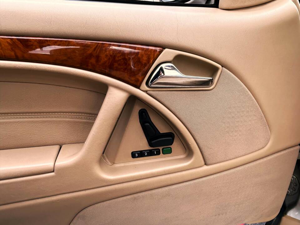 Image 17/25 of Mercedes-Benz SL 500 (1999)