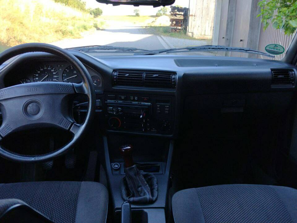 Image 11/21 of BMW 325i Touring (1989)
