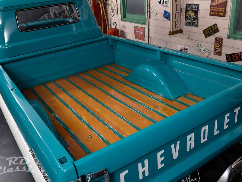 Image 47/50 of Chevrolet Apache Panel (1958)