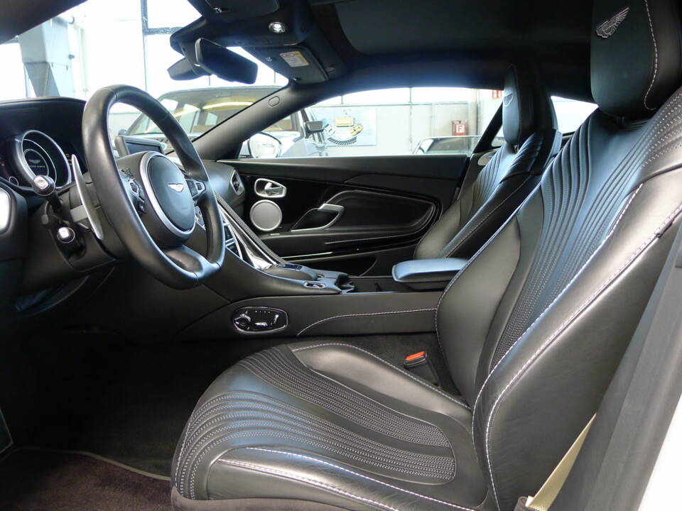 Image 33/37 of Aston Martin DB 11 V12 (2020)
