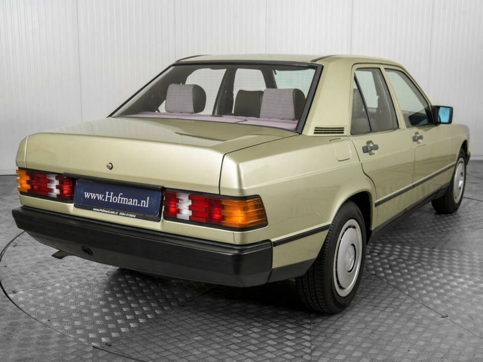 Immagine 26/50 di Mercedes-Benz 190 E (1986)