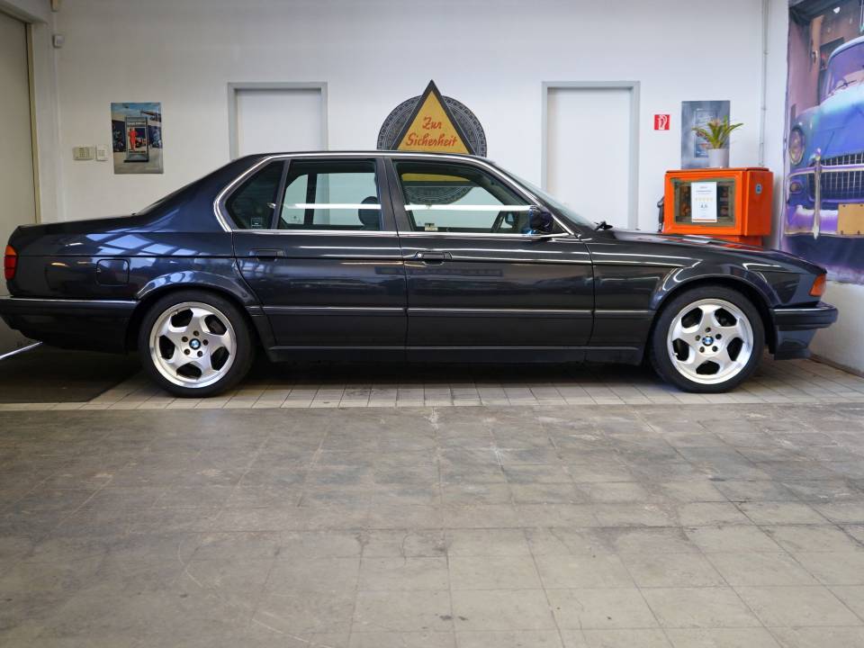 Image 37/47 of BMW 730i (1992)