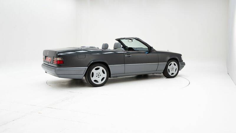 Image 2/15 of Mercedes-Benz E 220 (1994)