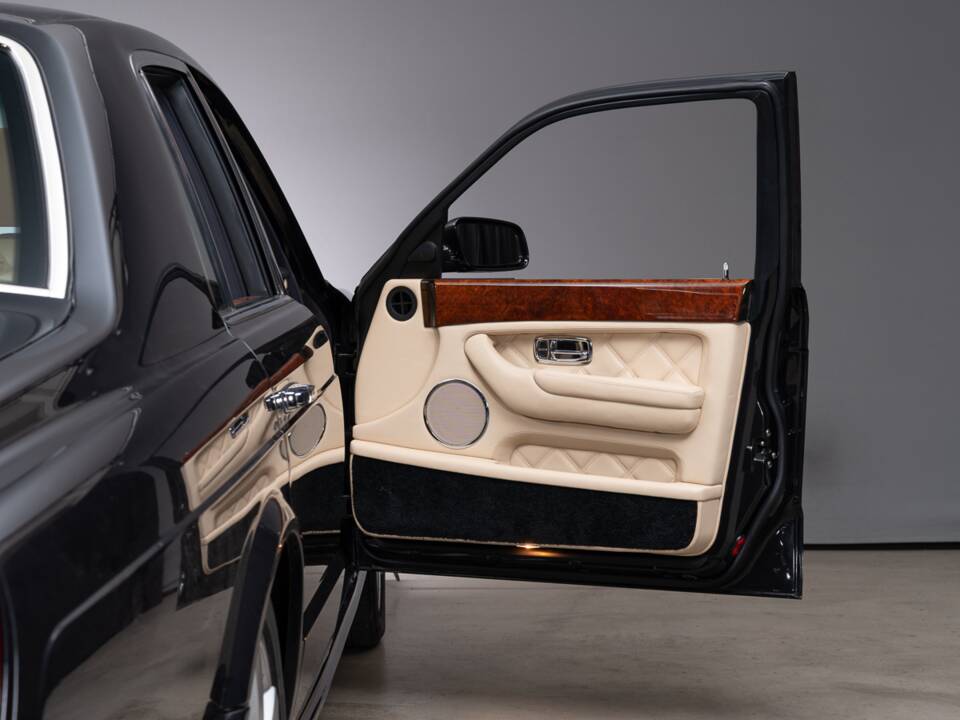 Image 16/46 of Bentley Arnage T (2004)