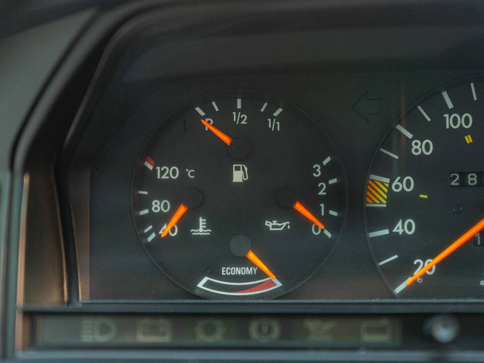Afbeelding 37/44 van Mercedes-Benz 190 E (1987)