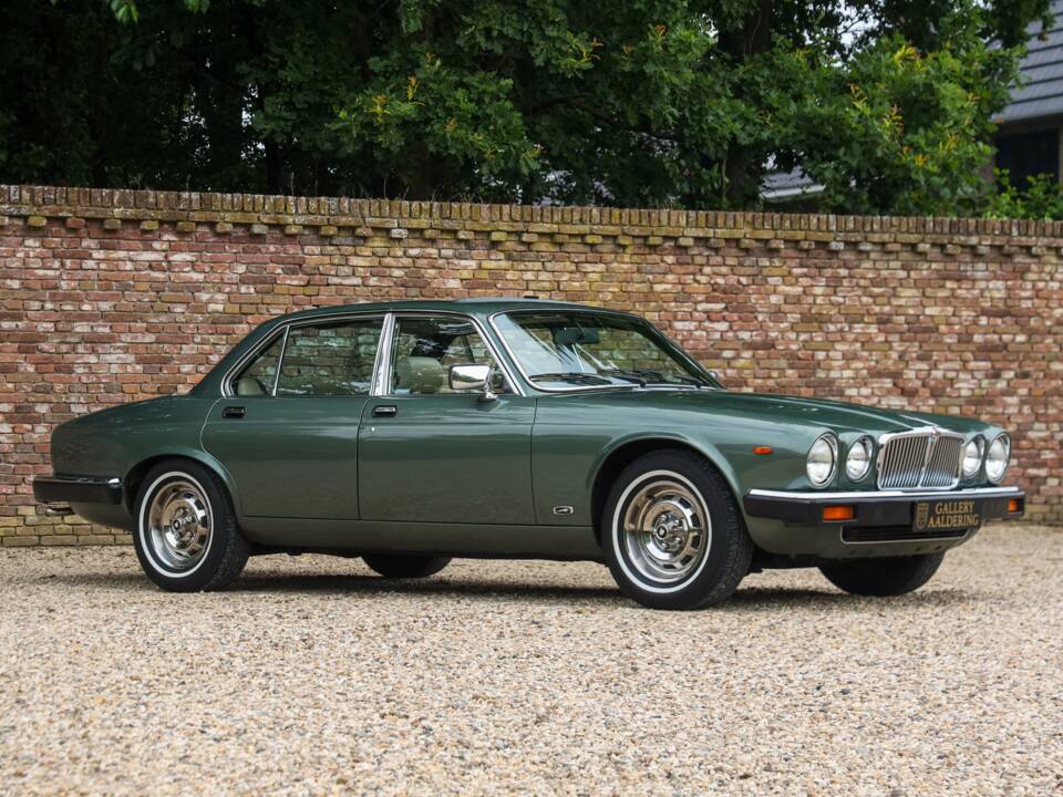 Image 40/50 of Jaguar XJ 6 4.2 (1985)