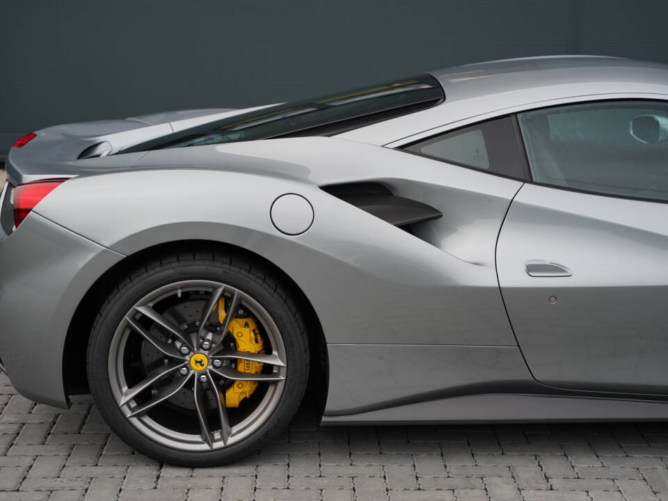 Image 33/50 de Ferrari 488 GTB (2019)
