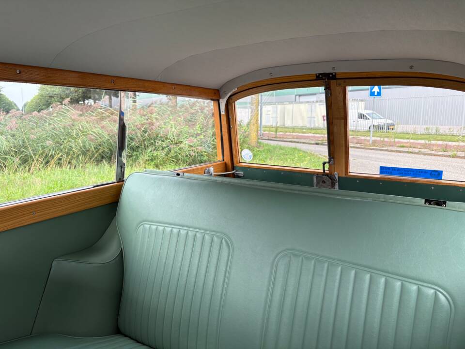 Image 11/26 of Morris Minor 1000 Traveller (1971)
