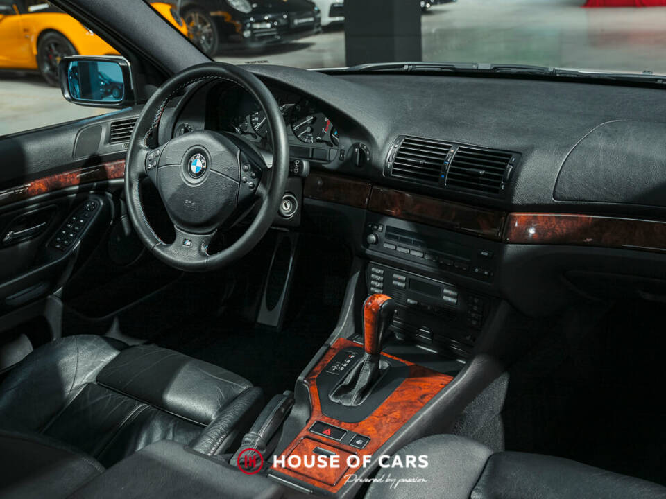 Image 16/23 de BMW 540i (1999)