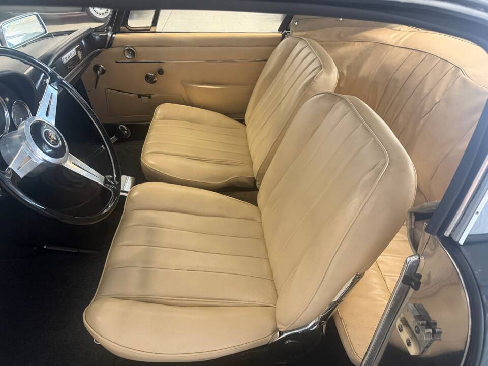 Image 14/16 of Alfa Romeo 2600 Spider (1963)