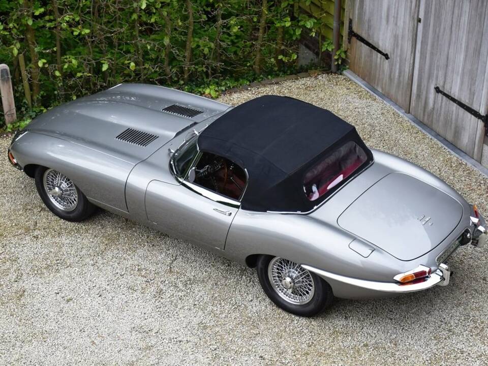 Image 11/38 of Jaguar Type E 4.2 (1965)