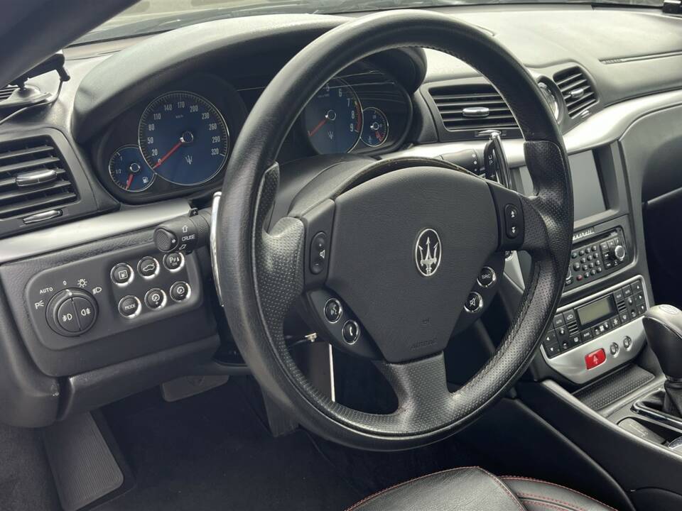 Image 10/42 de Maserati GranCabrio 4.7 (2010)