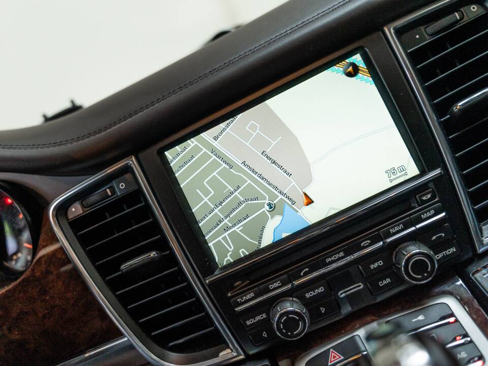 Image 18/31 of Porsche Panamera Turbo (2010)