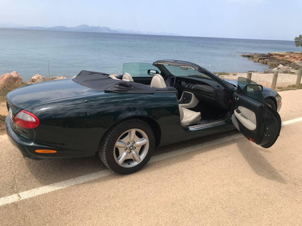 Image 6/22 of Jaguar XK8 4.0 (1996)
