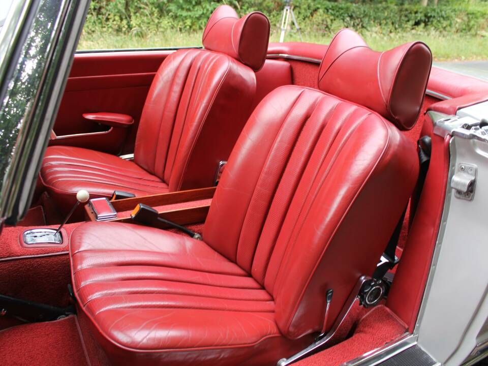 Image 13/17 of Mercedes-Benz 280 SL (1970)