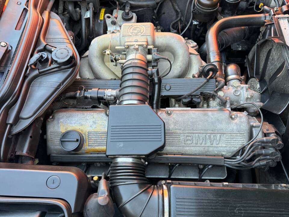 Immagine 49/99 di BMW 735i (1988)