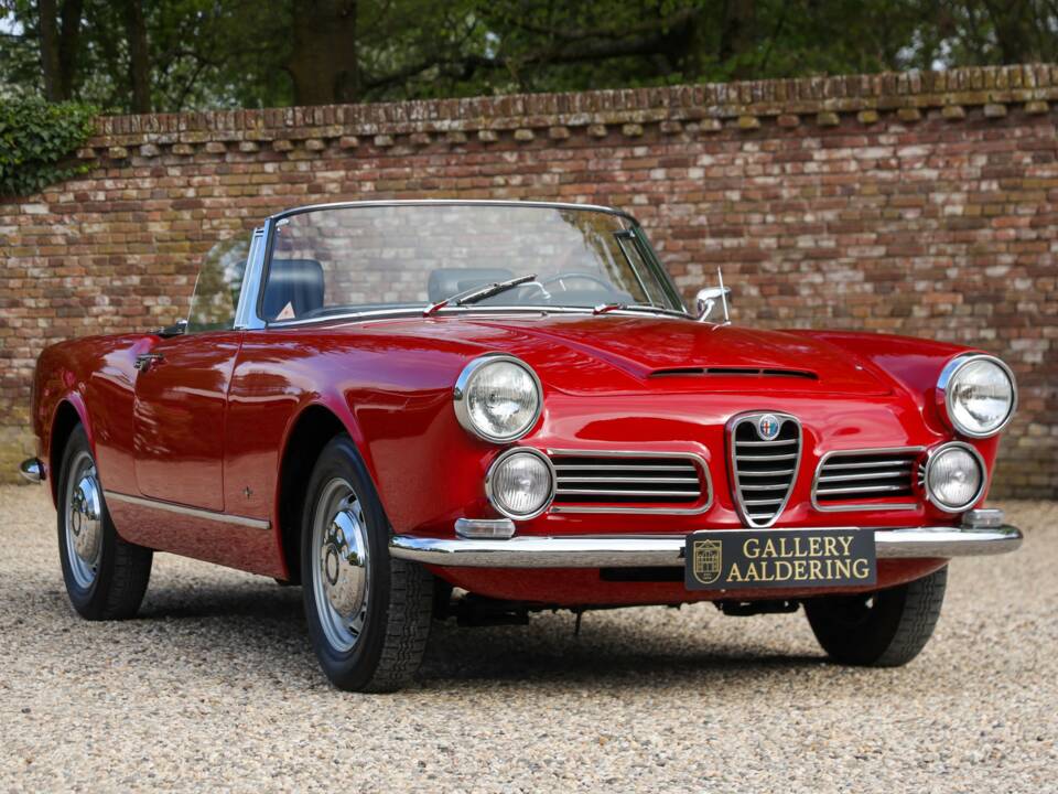 Image 46/50 of Alfa Romeo 2600 Spider (1962)