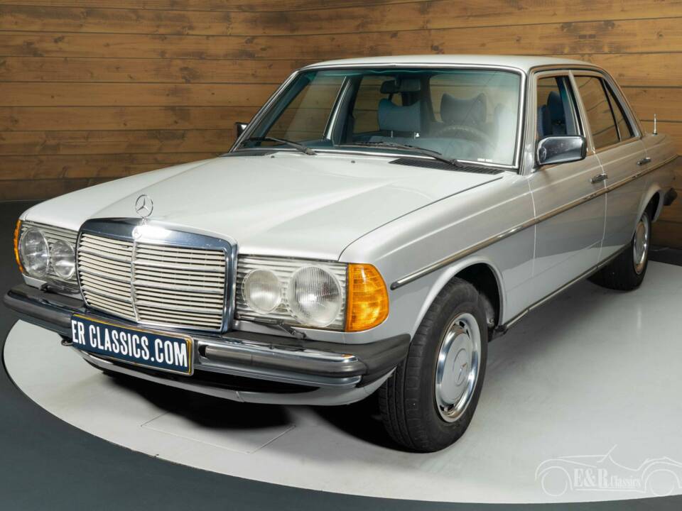 Image 5/8 de Mercedes-Benz 250 (1978)