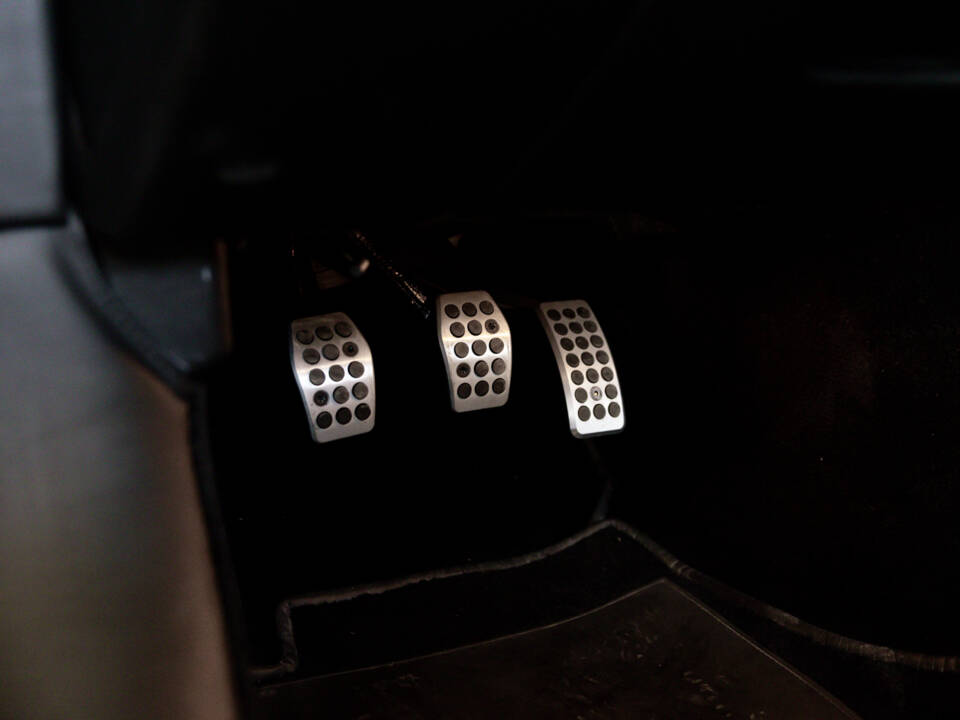 Image 18/56 of Aston Martin V12 Vanquish S (2005)