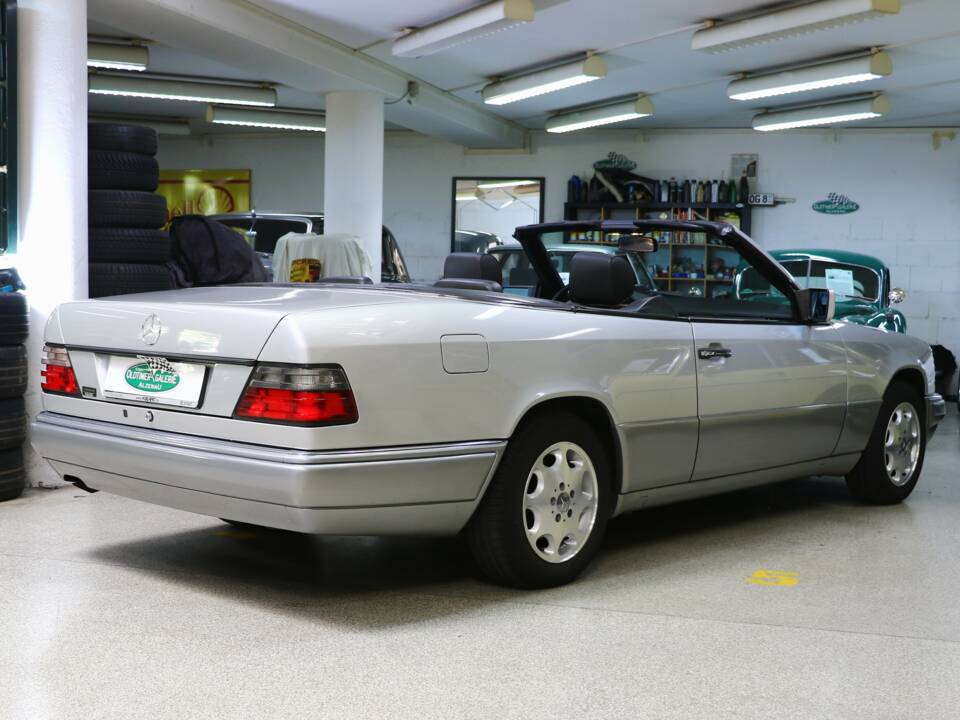 Immagine 42/43 di Mercedes-Benz E 200 (1994)