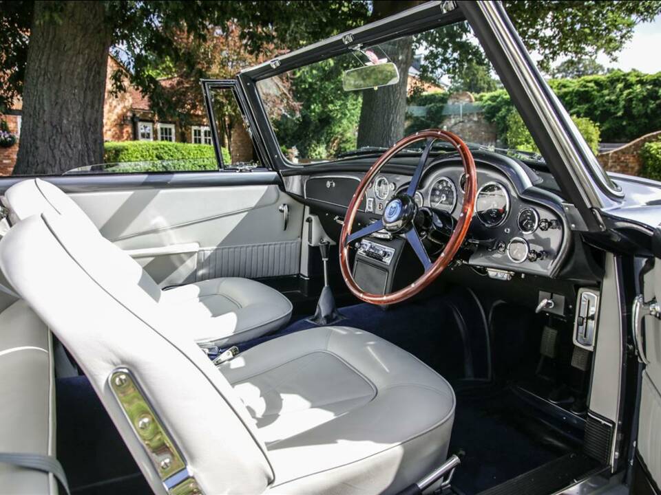 Immagine 14/24 di Aston Martin DB 6 Volante (1967)