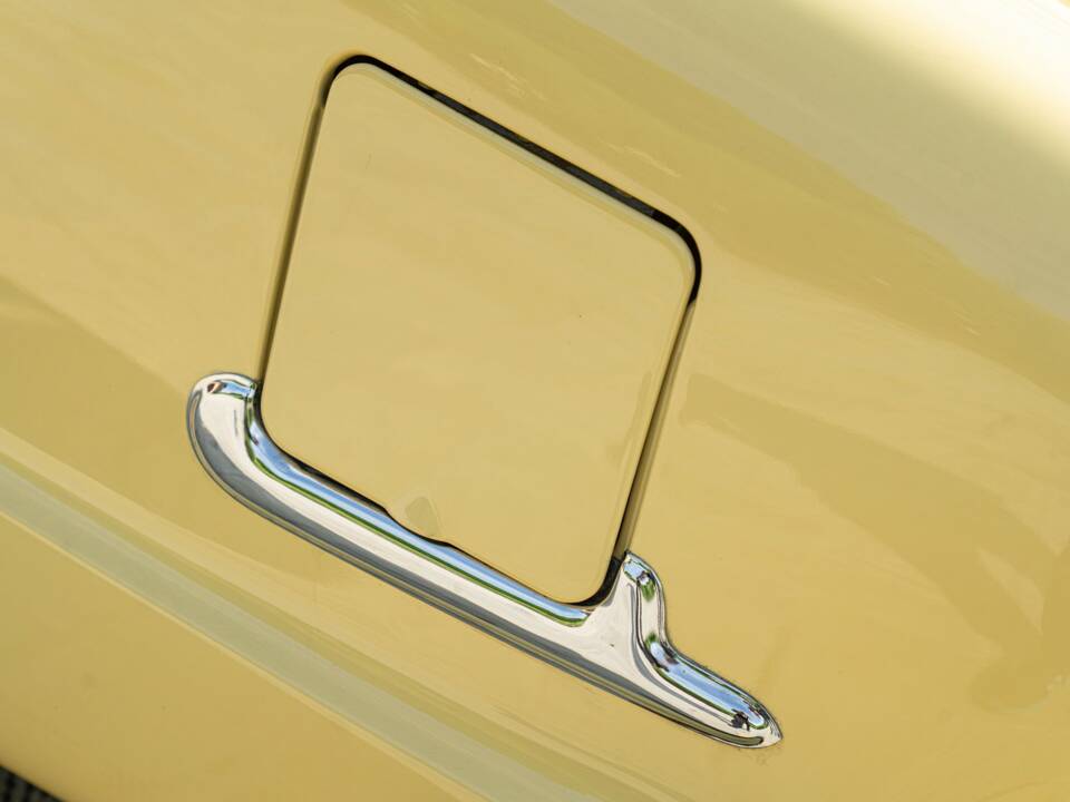 Image 20/50 of Studebaker Champion Regal DeLuxe Convertible (1950)