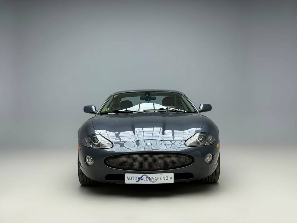Immagine 3/21 di Jaguar XK8 4.2 (2004)