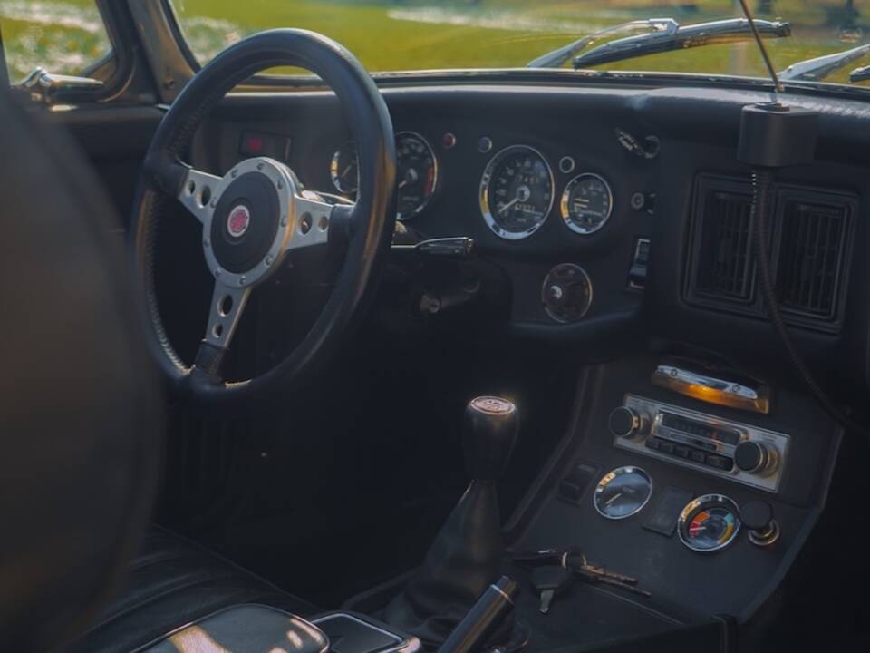 Image 3/50 of MG MGB GT (1974)