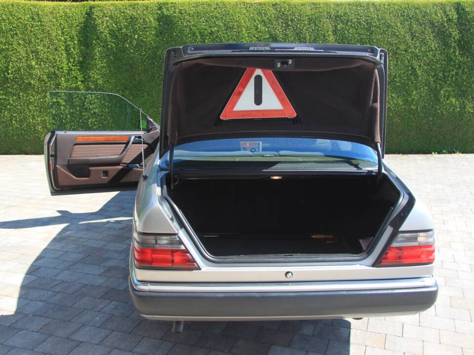 Bild 8/16 von Mercedes-Benz 230 CE (1990)
