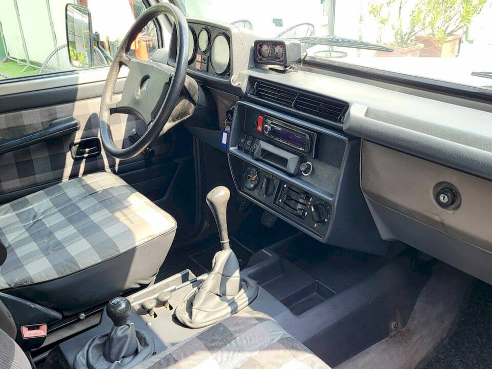 Image 36/55 of Mercedes-Benz 200 GE (SWB) (1990)