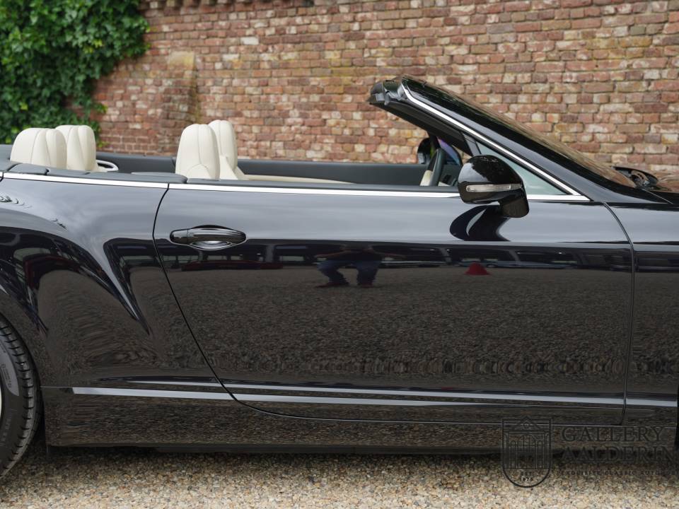 Image 35/50 of Bentley Continental GTC V8 (2014)