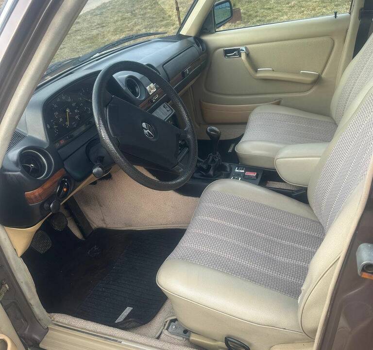 Bild 2/8 von Mercedes-Benz 250 (1980)