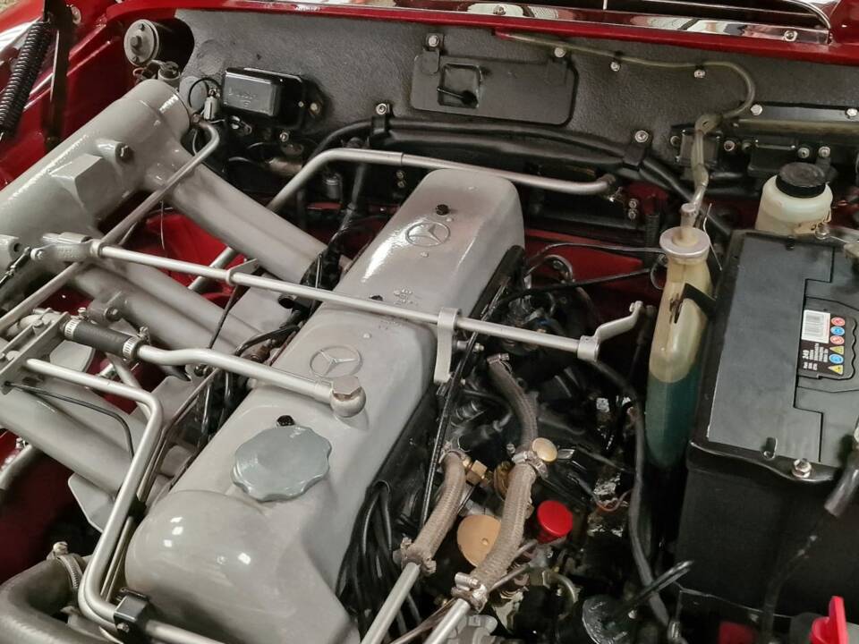 Image 25/44 of Mercedes-Benz 220 SE b (1962)