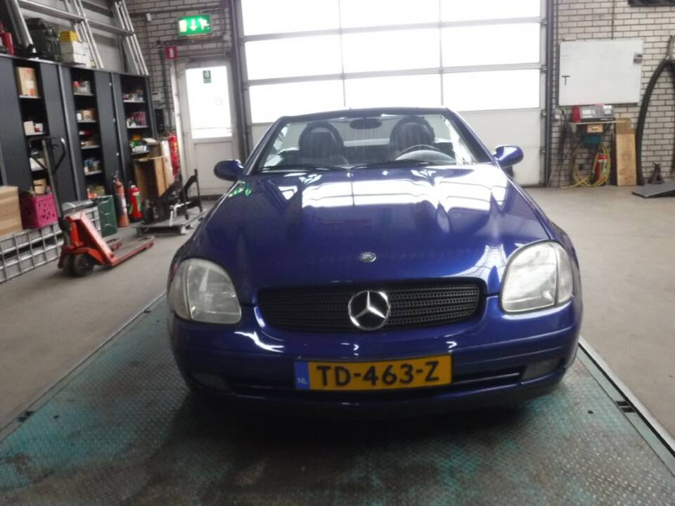 Image 24/40 de Mercedes-Benz SLK 230 Kompressor (1999)