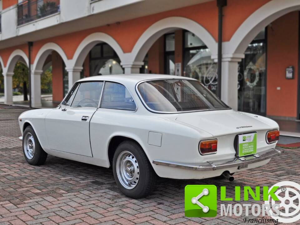 Image 3/10 of Alfa Romeo Giulia GT 1300 Junior (1972)