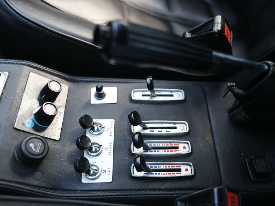 Image 52/61 of Ferrari 308 GTBi (1982)