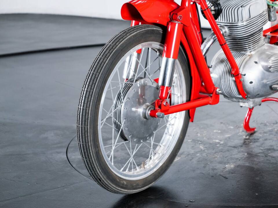 Image 11/47 of MV Agusta DUMMY (1957)