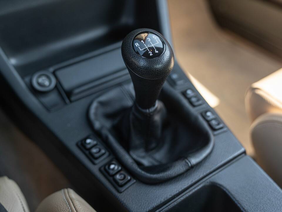 Image 44/50 of BMW 320i (1989)