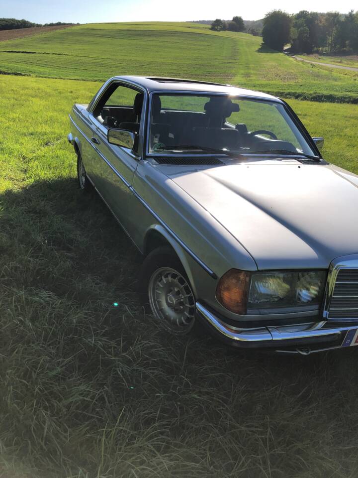 Afbeelding 13/53 van Mercedes-Benz 230 CE (1984)