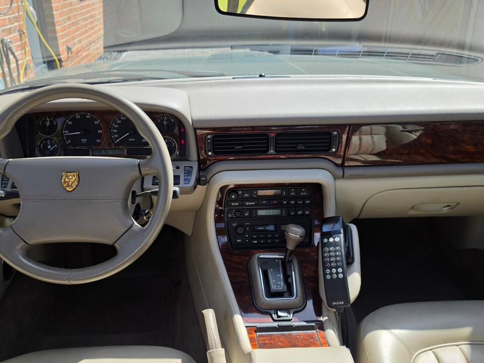 Image 22/26 of Jaguar XJ 6 4.0 Sovereign (1996)
