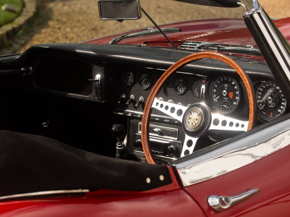 Image 47/50 de Jaguar E-Type (1967)