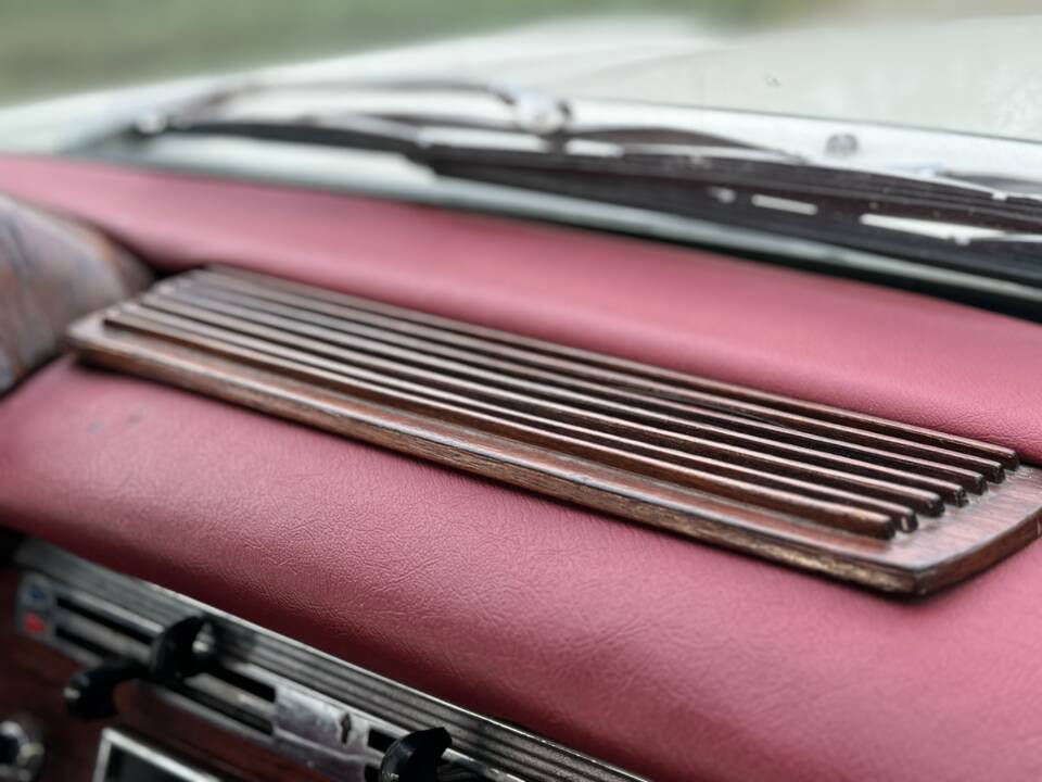 Image 29/132 of Mercedes-Benz 220 SE b (1963)
