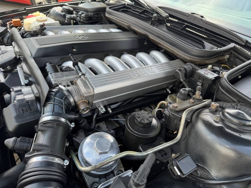 Image 22/37 of BMW 850i (1991)