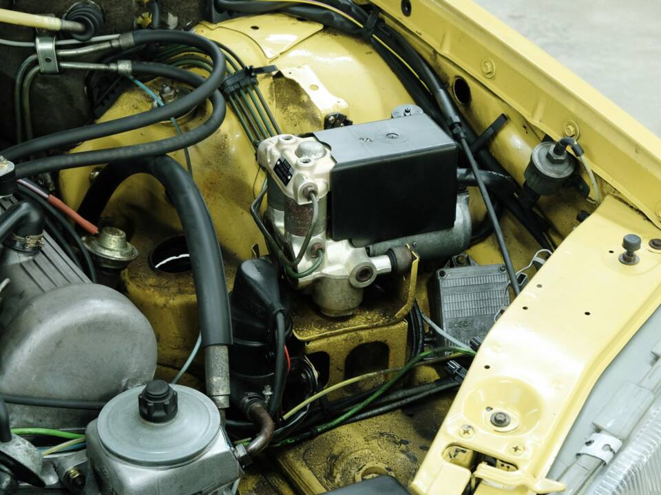 Bild 15/50 von Mercedes-Benz 380 SE (1983)