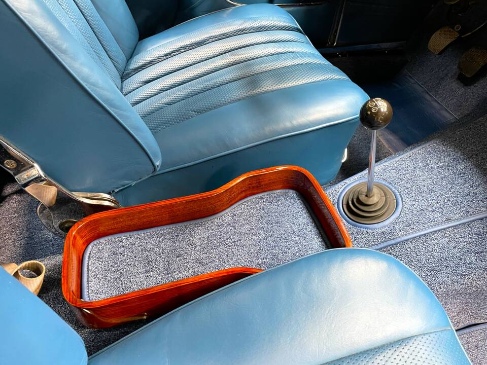 Image 16/18 of Mercedes-Benz 220 SE b (1962)