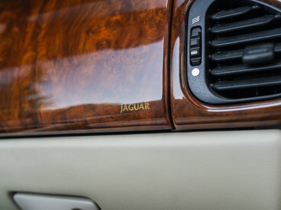 Image 43/91 de Jaguar XK8 4.0 (2000)