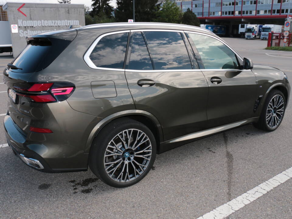 Bild 2/9 von BMW X5 xDrive50e (2023)